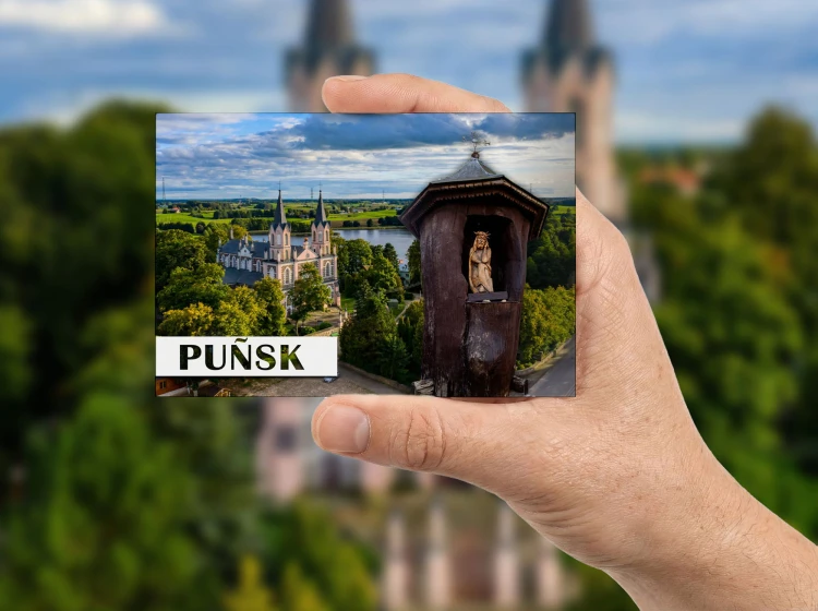 pamiatka-z-punska-magnes-kapliczka-w-rece.jpg